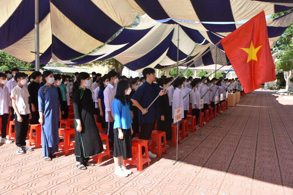 Nhiều bạn học sinh hân hoan diện đồ dân tộc truyền thống trong ngày khai giảng.