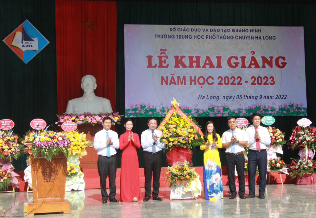 Đồng chí Nguyễn Xuân Ký, Ủy viên Trung ương Đảng, Bí thư Tỉnh ủy, Chủ tịch HĐND tỉnh tặng hoa chúc mừng Trường THPT Chuyên Hạ Long