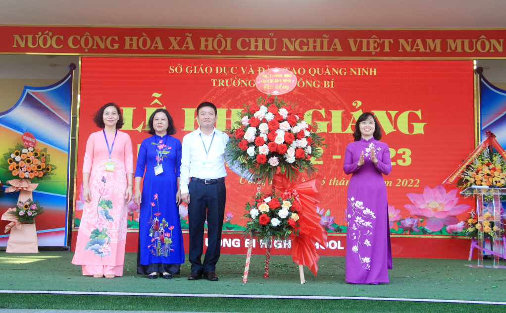 Đồng chí Trịnh Thị Minh Thanh, Phó Bí thư Tỉnh ủy, tặng lãng hoa chúc mừng thầy, trò Trường THPT Uông Bí.
