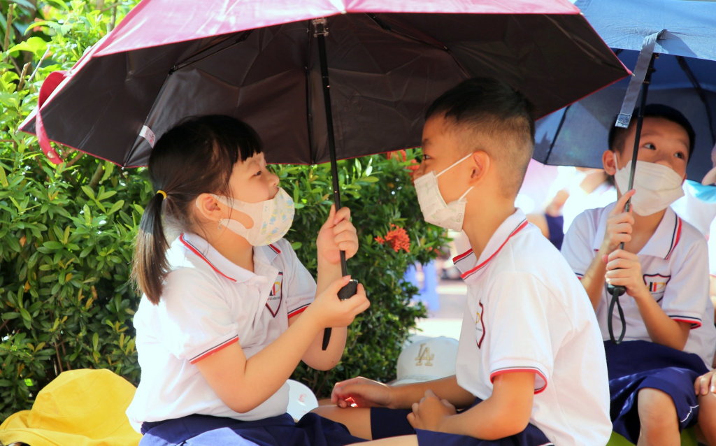 Học sinh Trường Tiểu học Lê Hồng Phong vui mừng khi gặp lại nhau trong ngày khai giảng.