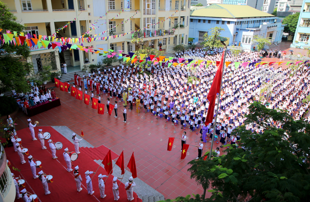 khai giang - Cô và trò Trường Tiểu học Lê Hồng Phong (phường Hồng Hải, TP Hạ Long) nghiêm trang cử hành lễ chào cờ, chính thức bước vào năm học mới 2022 - 2023.