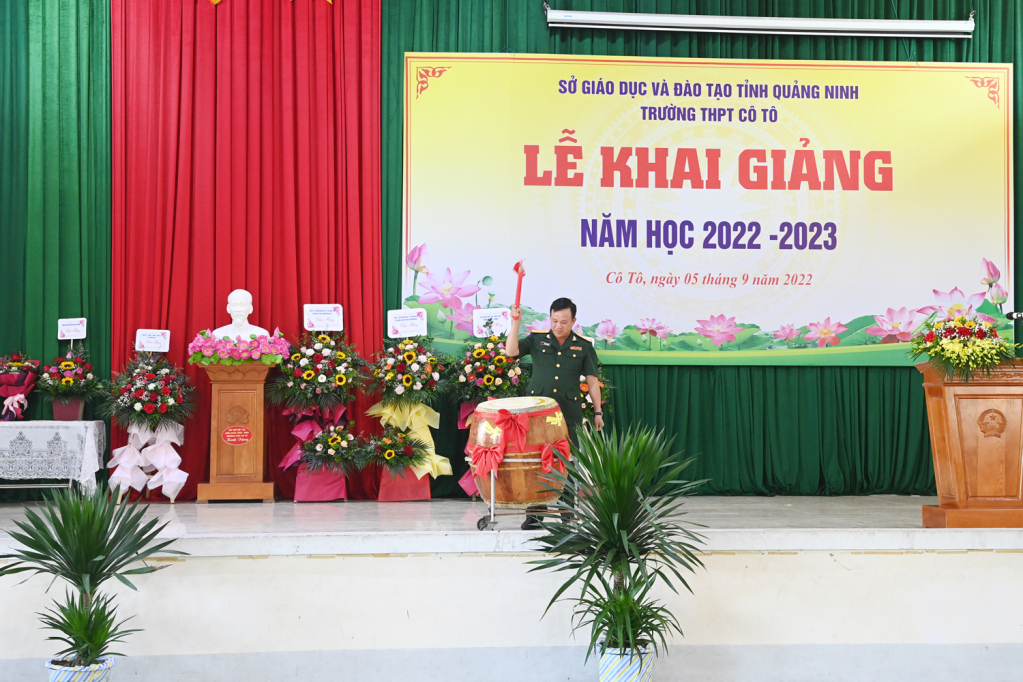 Đại tá Khúc Thành Dư, Ủy viên BTV Tỉnh ủy, Chỉ huy trưởng Bộ CHQS tỉnh, gióng trống khai giảng năm học mới 2022-2023.