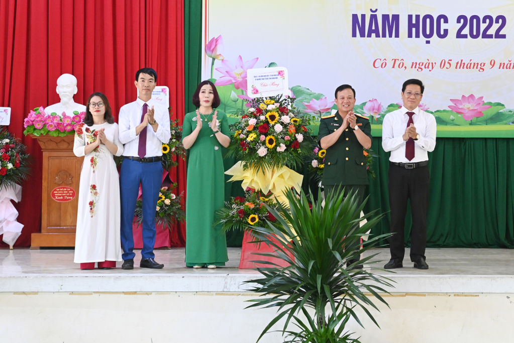 Đại tá Khúc Thành Dư, Ủy viên BTV Tỉnh ủy, Chỉ huy trưởng Bộ CHQS tỉnh, tặng hoa chúc mừng nhà trường.
