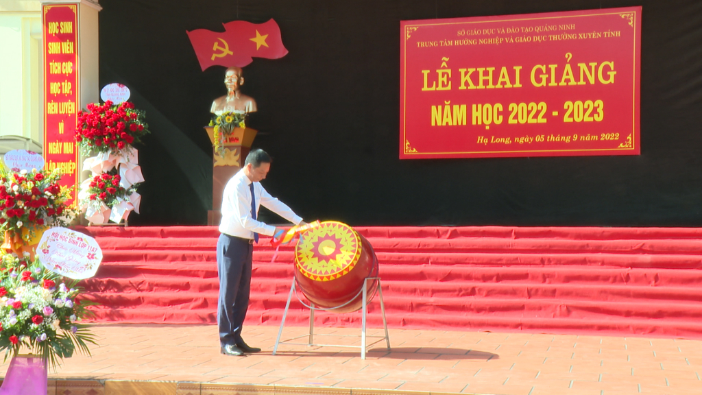 Đồng chí Lê Văn Ánh - Ủy viên Ban chấp hành Đảng bộ tỉnh, Phó chủ tịch HĐND Tỉnh đánh trống khai giảng năm học mới