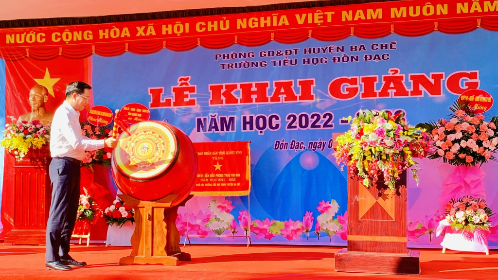 Đồng chí Nguyễn Văn Hồi gióng trống khai giảng tại trường TH Đồn Đạc (huyện Ba Chẽ)