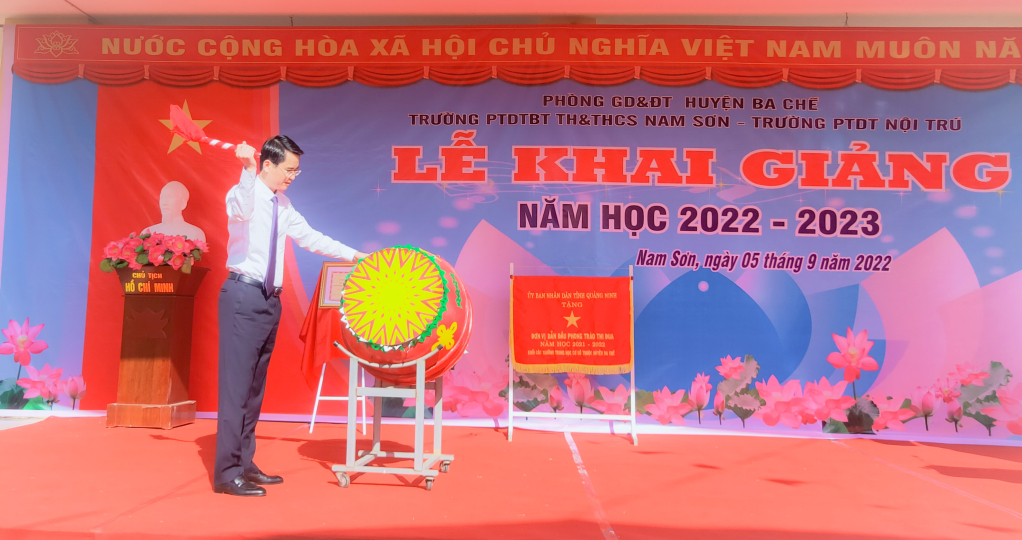 Đồng chí Phạm Văn Thành, Phó Chủ tịch UBND tỉnh gióng trống khai giảng năm học mới.