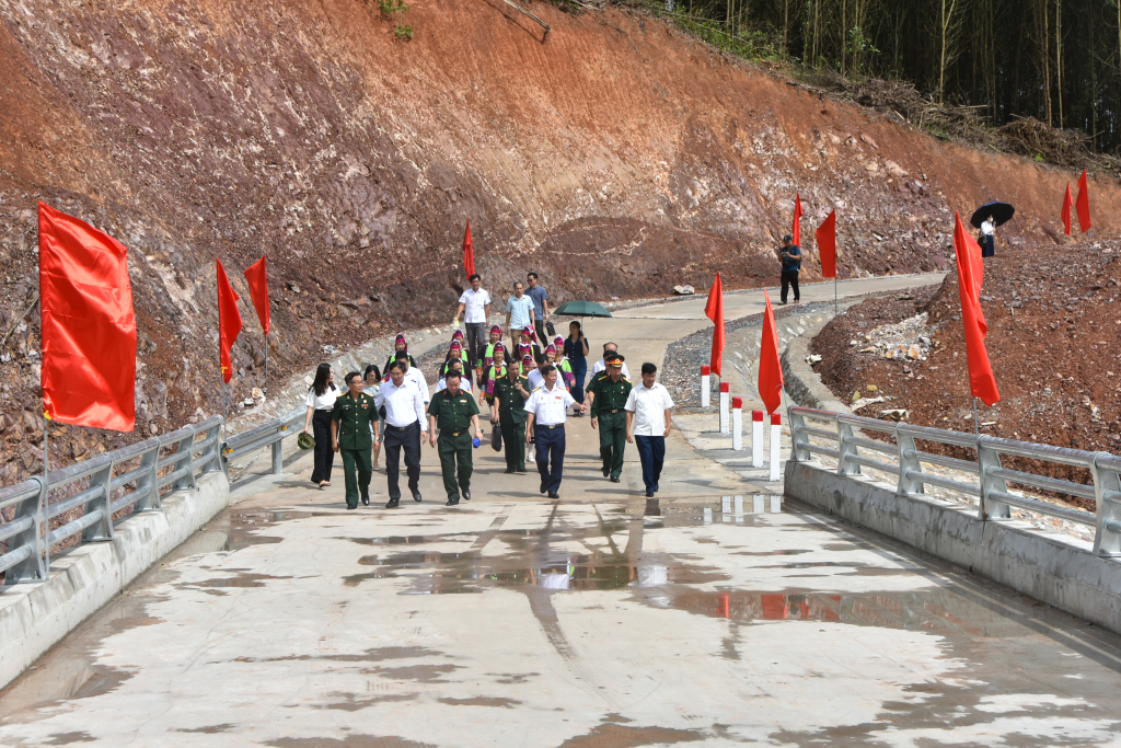 Cầu vượt lũ thôn 5, xã Quảng Phong, huyện Hải Hà, được xây dựng trị giá 3,5 tỷ đồng (trong đó CCB đóng góp 1,7 tỷ đồng).