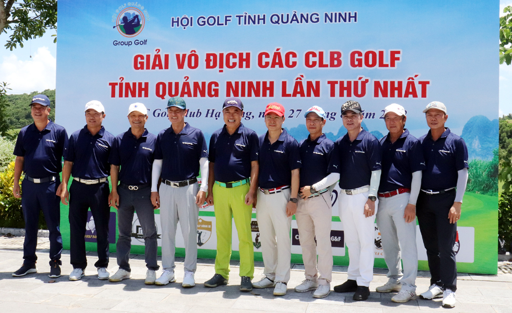 Các Golf thủ chụp ảnh lưu niệm tại Giải Golf Vô địch các CLB Golf Quảng Ninh lần thứ nhất, năm 2022.