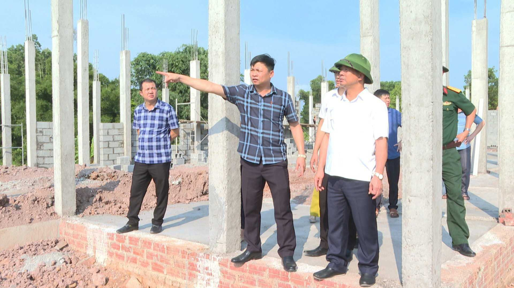 Đoàn công tác huyện Tiên Yên kiểm tra công trình xây dựng nhà văn hóa xã tại xã Tiên Lãng. 