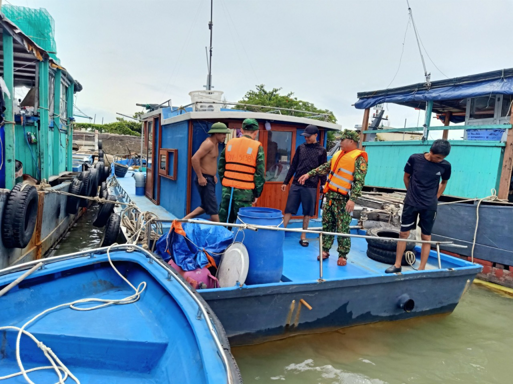 Cán bộ chiến sĩ Đồn BP Bắc Sơn tuyên truyền cho ngư dân hoạt động trên vùng biển khu vực xã Hải Đông về tránh trú bão 