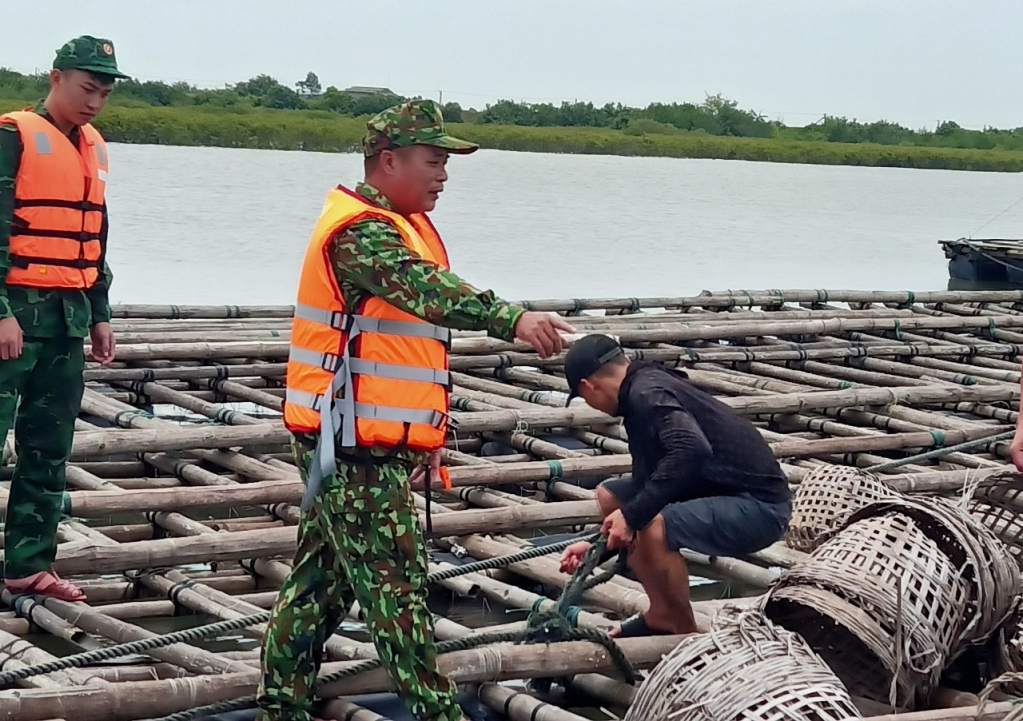 Tuyên truyền cho người dân nuôi trồng thủy sản khu vực giáp ranh xã Hải Tiến và Quảng Nghĩa chằng chống, gia cố lồng bè trước diễn biến của bão số 3