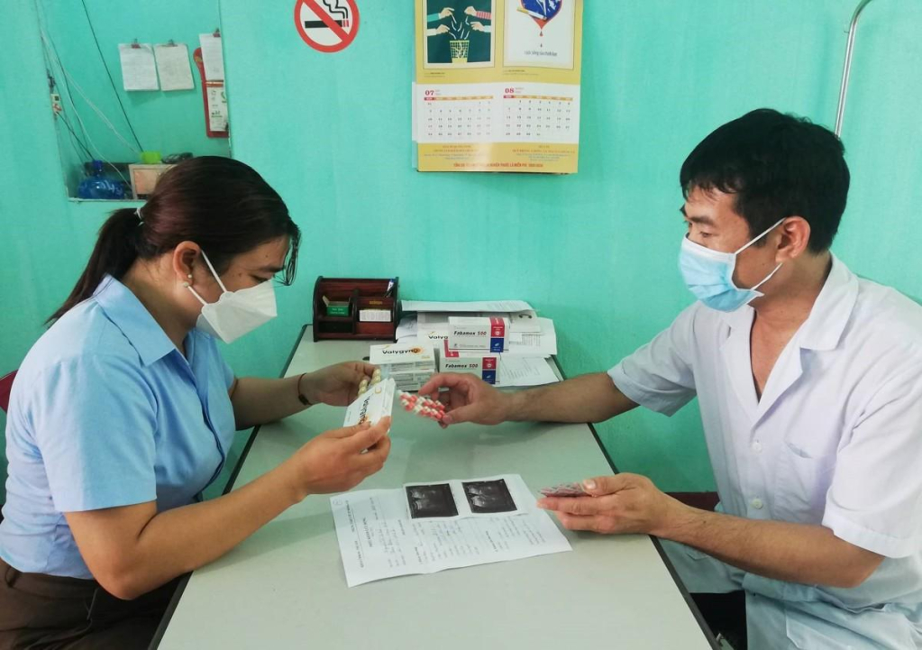 Trung tâm Y tế TP Móng Cái tổ chức khám, phát thuốc lưu động chuyên khoa sản, phụ khoa cho phụ nữ tại xã Vạn Ninh.