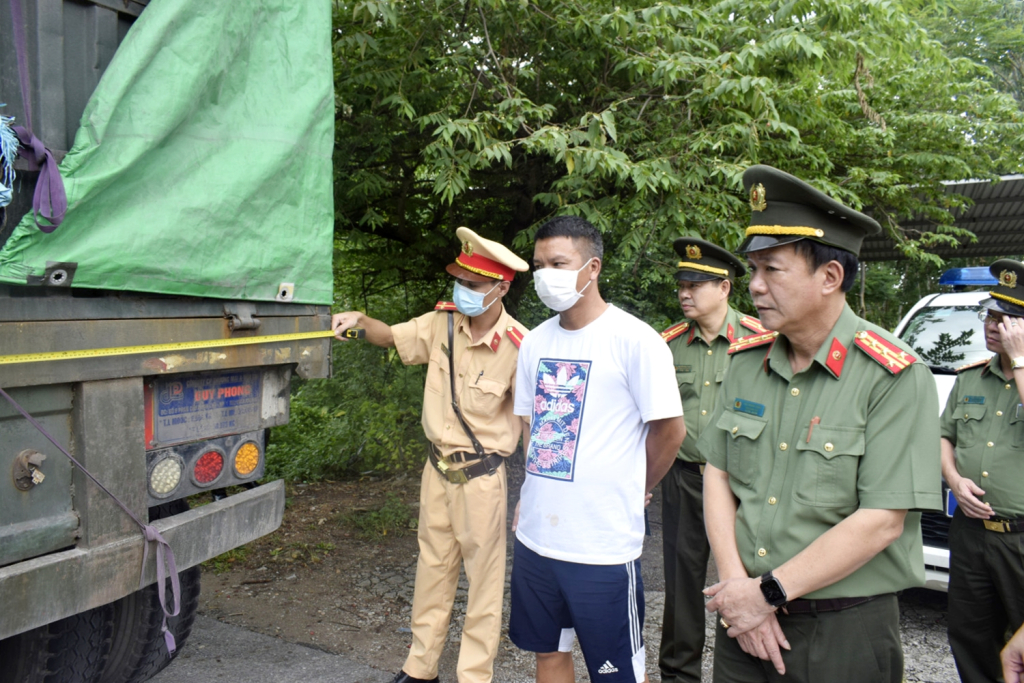 Đại tá Vũ Thanh Tùng, Phó Bí thư Đảng ủy, Phó Giám đốc Công an tỉnh kiểm tra tổ công tác CSGT thực hiện chuyên đề xử lý xe vi phạm kích thước thành thùng.