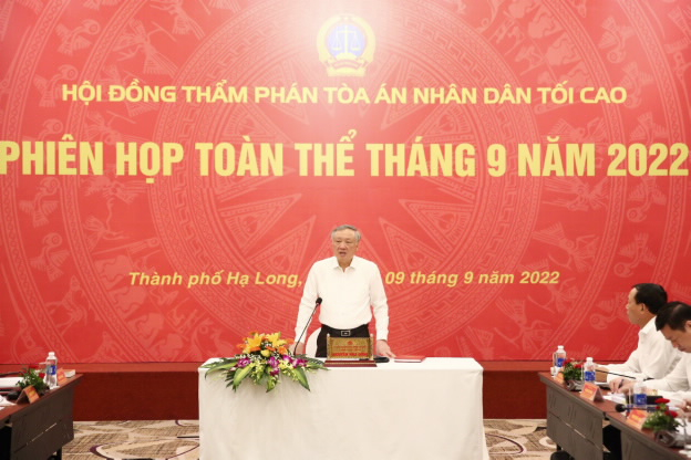 Đồng chí Nguyễn Hòa Bình, Chánh án TAND tối cao chủ trì phiên làm việc.