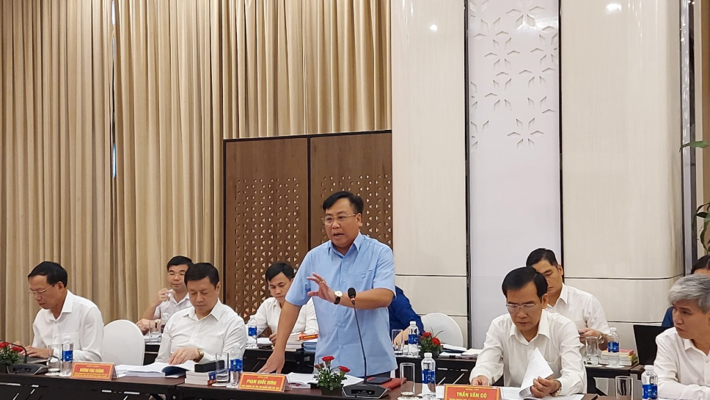 Thẩm phán tham gia ý kiến tại phiên họp.