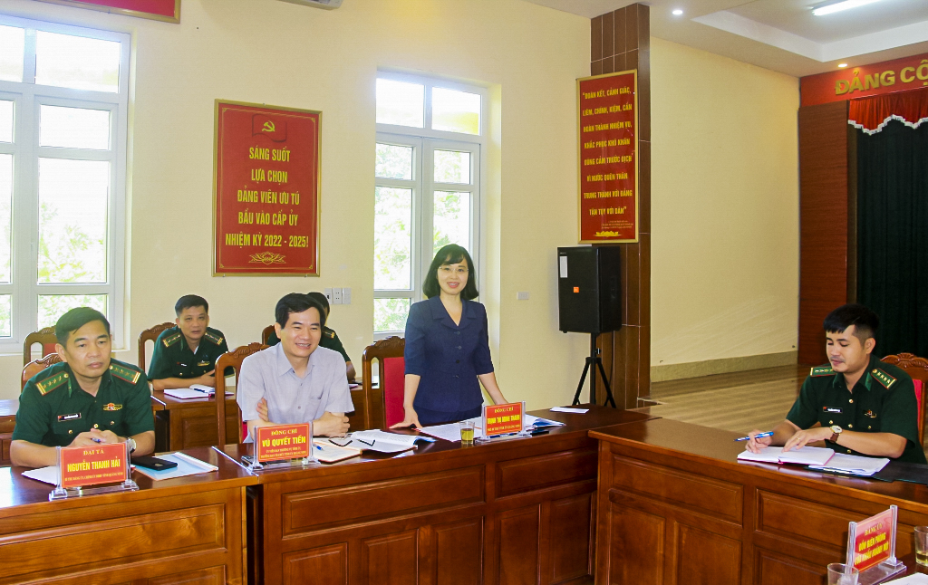 Đồng chí Trịnh Thị Minh Thanh, Phó Bí thư Tỉnh ủy dự sinh hoạt chi bộ thường kỳ tháng 8/2022 tại Chi bộ địa bàn thuộc Đảng ủy Đồn Biên phòng cửa khẩu Hoành Mô.