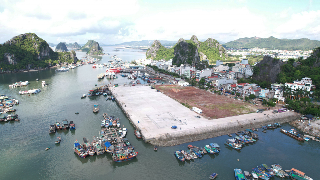 Khu neo đậu tránh, trú bão cấp vùng kết hợp chợ cá loại I tại huyện Vân Đồn vừa được đầu tư xây dựng.