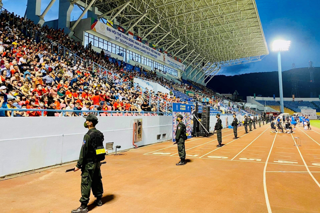 Cảnh sát cơ động làm nhiệm vụ bảo vệ ANTT phục vụ SEA Games.