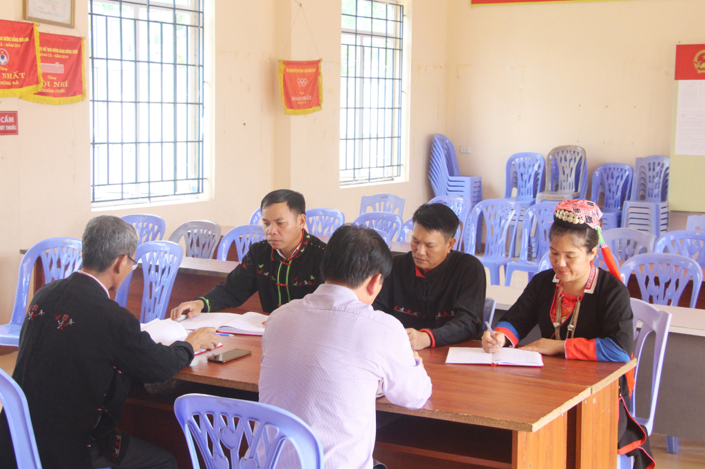 Chi ủy thôn 1 (xã Bằng Cả, TP Hạ Long) họp thảo luận, thống nhất nội dung đưa ra sinh hoạt chi bộ.