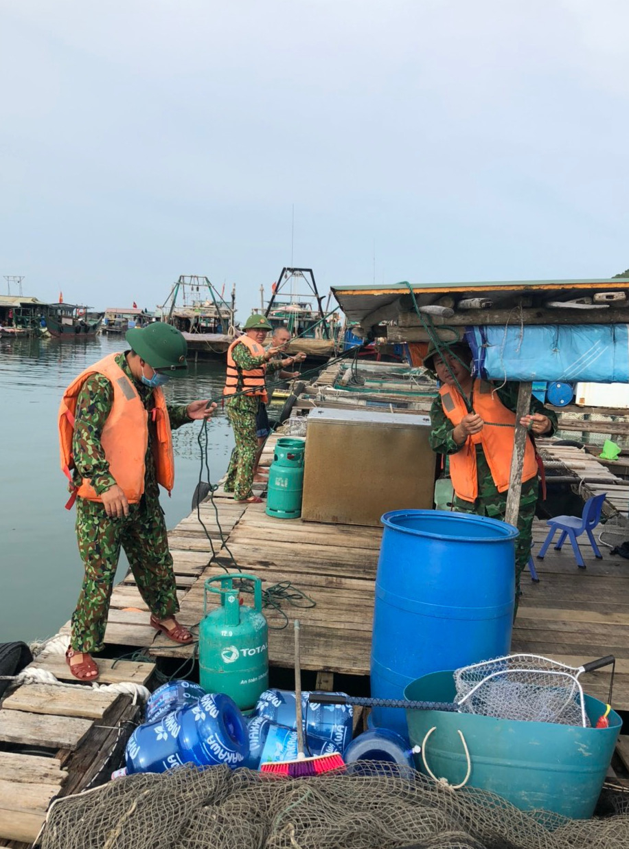 CBCS Đồn BP cửa khẩu cảng Vạn Gia (BĐBP tỉnh) giúp ngư dân tại khu vực biển Cống Cách (xã Vĩnh Trung, TP Móng Cái) neo buộc lồng bè nuôi trồng thủy sản.