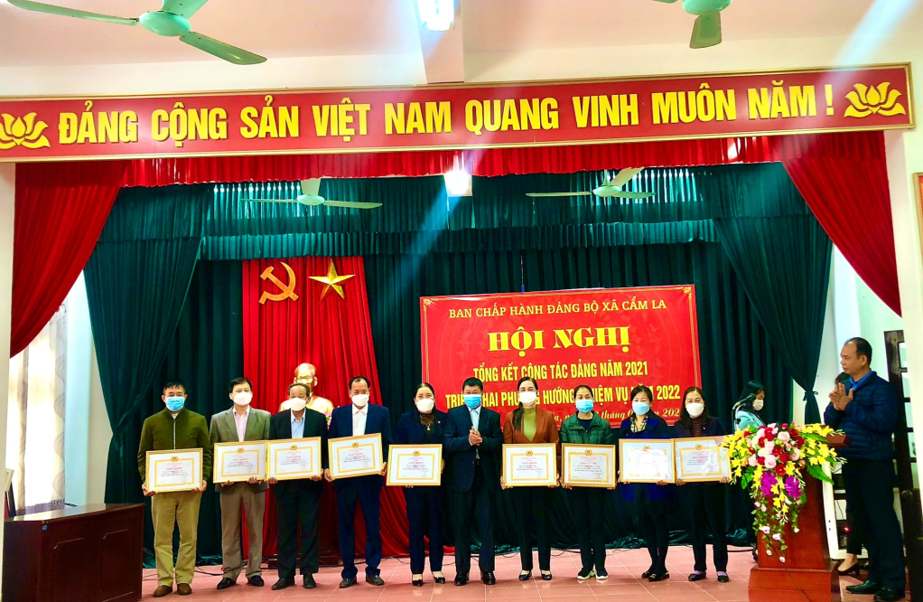 Chị Ngô Thị Oanh được Đảng ủy xã khen thưởng về thành tích tiêu biểu xuất sắc năm 2021.