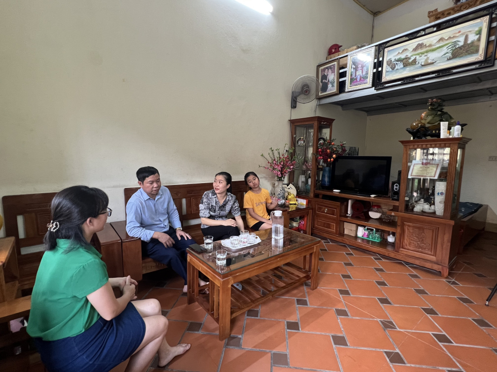 Cán bộ công đoàn Công ty thăm nhà ở tập thể của gia đình chị Phạm Thị Hồng Phiên.