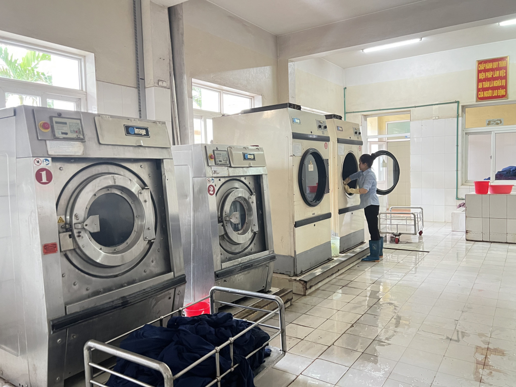 Quần áo của người lao động sau giờ tan ca có bộ phận giặt sấy đảm nhận giặt sạch.