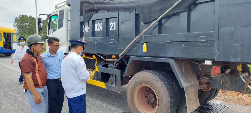 Việc kiểm tra trọng tải các xe tải cũng có sự giám sát của người dân