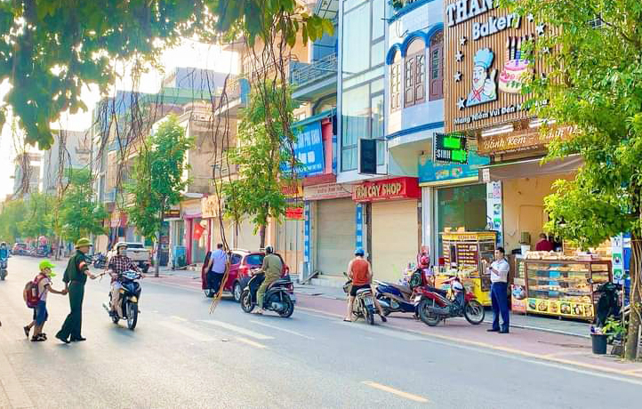 CCB phường Quang trung đưa học sinh qua đường.