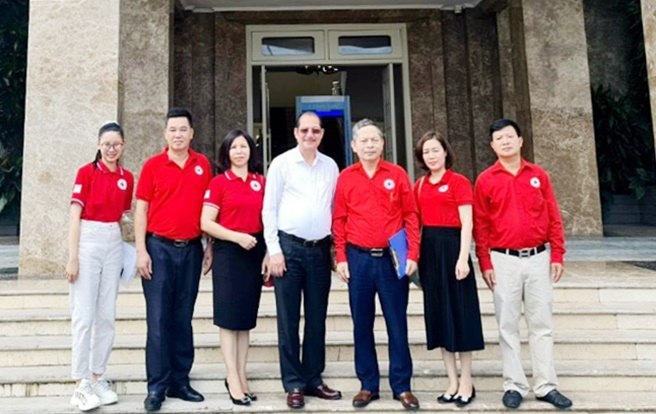 Em Hoàng Hà Linh (ngoài cùng bên phải) cùng đại biểu tỉnh Quảng Ninh tham dự Đại hội Đại biểu toàn quốc Hội Chữ thập đỏ Việt Nam lần thứ XI, nhiệm kỳ 2022-2027.