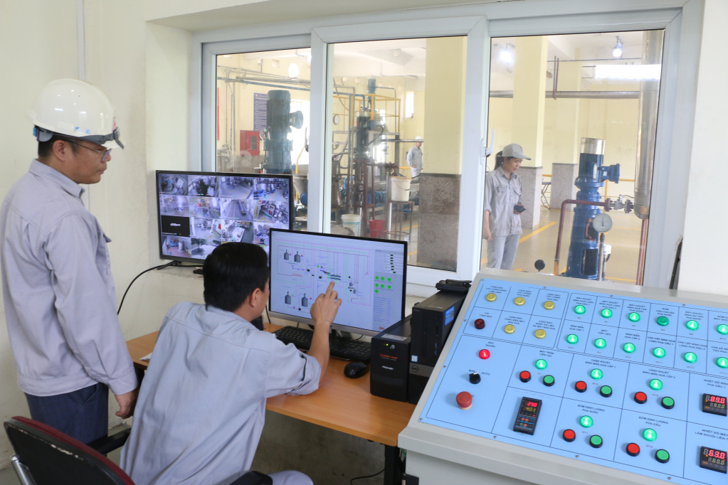 Phòng điều khiển trung tâm tại Phân xưởng Sản xuất nhũ tương hầm lò, giúp Công ty Hóa chất mỏ Việt Bắc kiểm soát vận hành thiết bị an toàn, tiết kiệm điện năng.