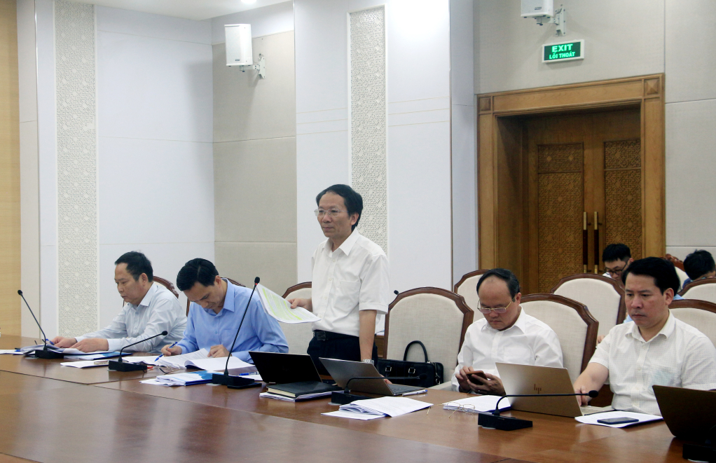 Đồng chí Nguyễn Mạnh Tuấn, Giám đốc Sở Xây dựng, báo cáo chương trình phát triển đô thị tỉnh Quảng Ninh tại cuộc họp.
