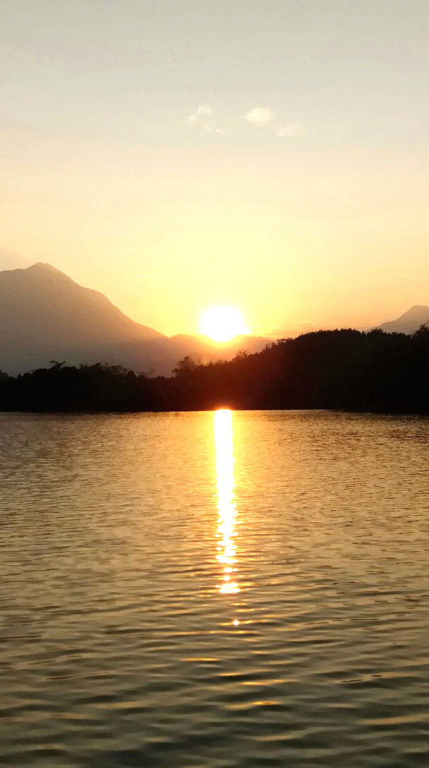 Chiều thu mặt trời vàng mầu mật ong in bóng xuống lòng hồ Trúc Bài Sơn thật đẹp