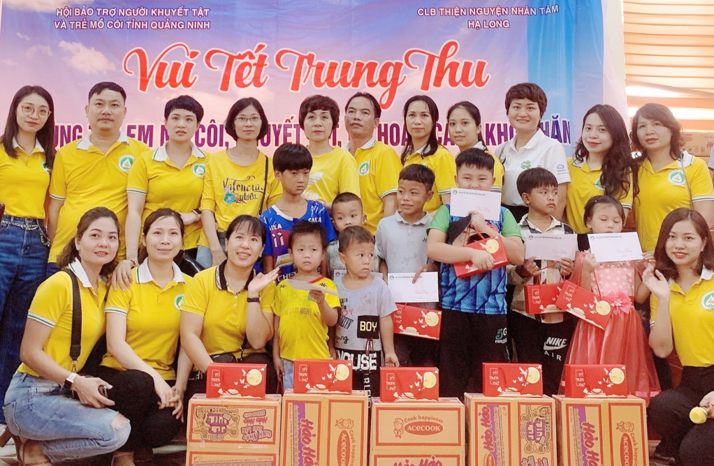 Câu lạc bộ Từ thiện Nhân Tâm Hạ Long trao tặng quà và vui Tết Trung thu cùng học sinh có hoàn cảnh khó khăn tại xã Đồng Sơn (TP Hạ Long).