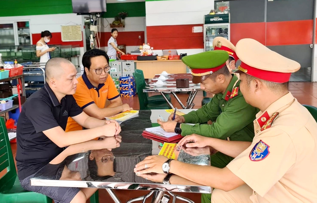 Cán bộ Đội CSGT-TT (Công an TP Hạ Long), Công an phường Hồng Hải và thành viên cộng đồng Otofun Quảng Ninh phối hợp tuyên truyền và ký cam kết tại một nhà hàng trên địa bàn TP Hạ Long.