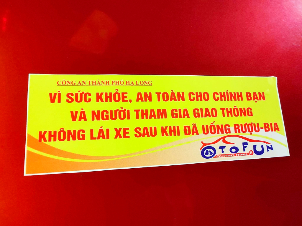 Decal tuyên truyền thông điệp không lái xe sau khi uống rượu bia, của Công an TP Hạ Long được các thành viên Otofun Quảng Ninh dán lên các xe cá nhân.