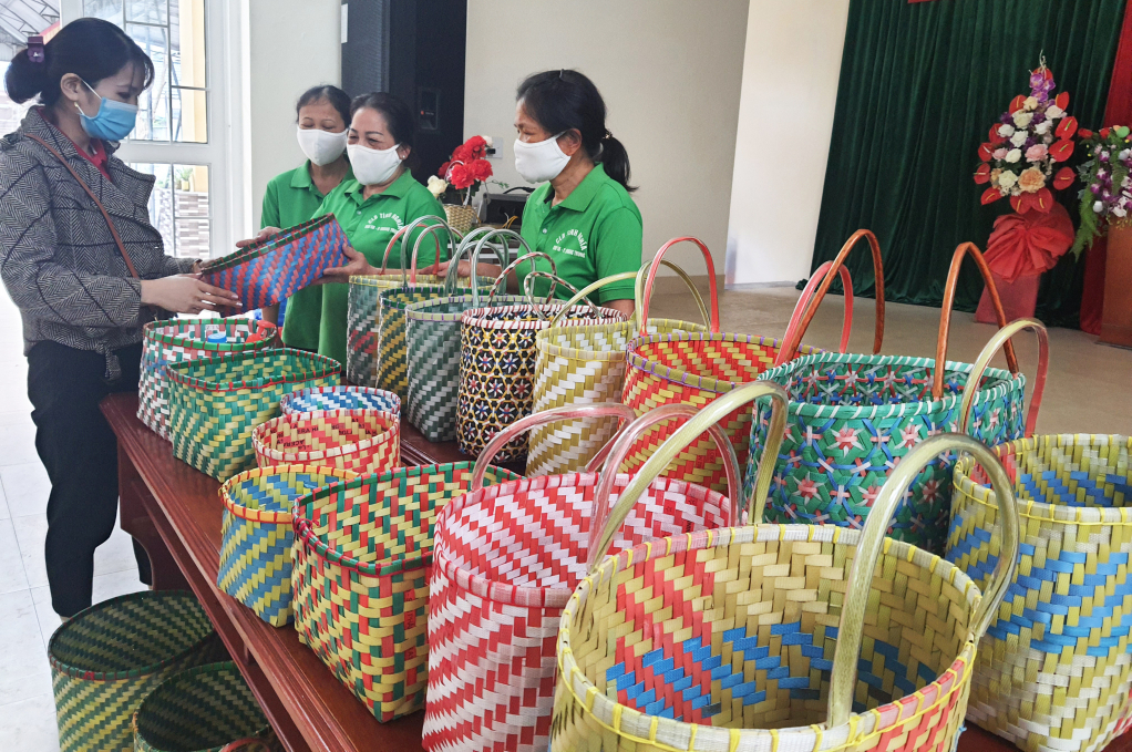 Từ những sợi nhựa đã qua sử dụng, phụ nữ khu 5B, phường Quang Trung (TP Uông Bí) đã tạo ra những sản phẩm nhiều tiện ích.