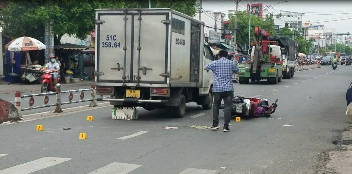 Tai nạn liên hoàn giữa xe tải, xe máy và người đi bộ, 1 phụ nữ tử vong 1