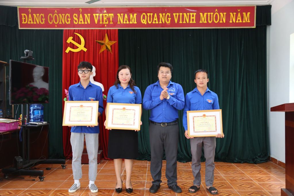 Đồng chí Lê Tuấn Vũ, Bí thư Thành đoàn Hạ Long thừa ủy quyền trao giấy khen và phần thưởng của UBND Thành phố cho các đoàn viên dũng cảm cứu người.
