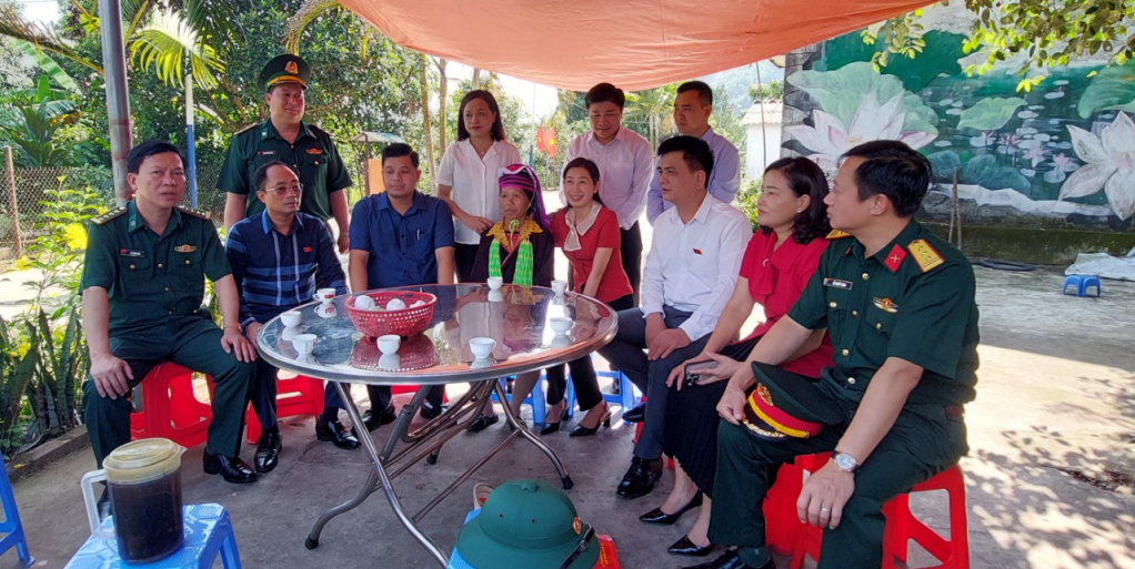Đoàn giám sát trao đổi với người dân xóm họ Đặng, xã Hải Sơn về phát triển kinh tế, xây dựng đời sống văn hóa.