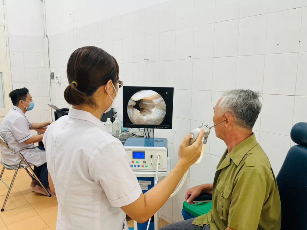 Khám sức khỏe cho người cao tuổi tại Trung tâm Y tế huyện Tiên Yên.