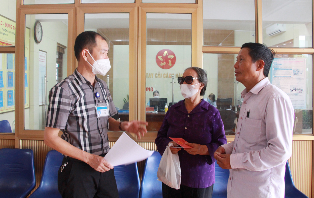Đồng chí Vũ Quốc Hùng, Bí thư Đảng ủy, Chủ tịch UBND xã Tiền An (ngoài cùng bên trái) nắm bắt kiến nghị, đề xuất của người dân.