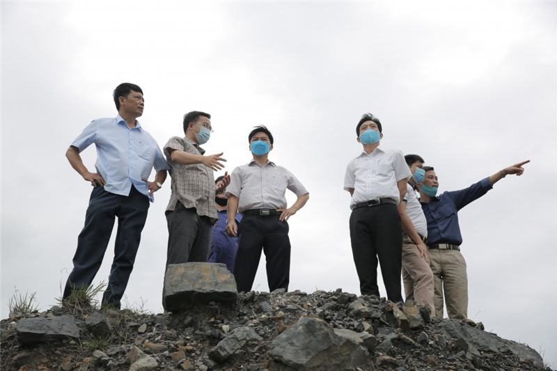 Lãnh đạo Công ty than Uông Bí kiểm tra hiện trạng ranh giới mỏ của mình. Ảnh Minh Dân - Công ty than Uông Bí.