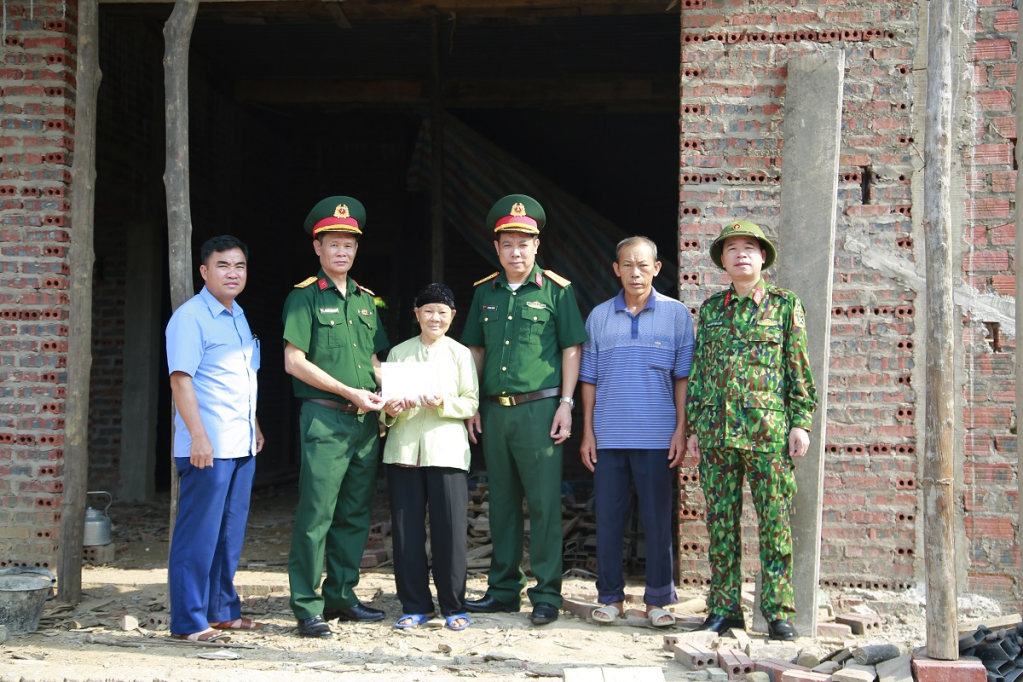 Lãnh đạo Ban CHQS huyện trao kinh phí hỗ trợ xây dựng nhà ở cho gia đình bà Vi Thị Đỗ, thôn Hua Cầu, xã Phong Dụ, huyện Tiên Yên