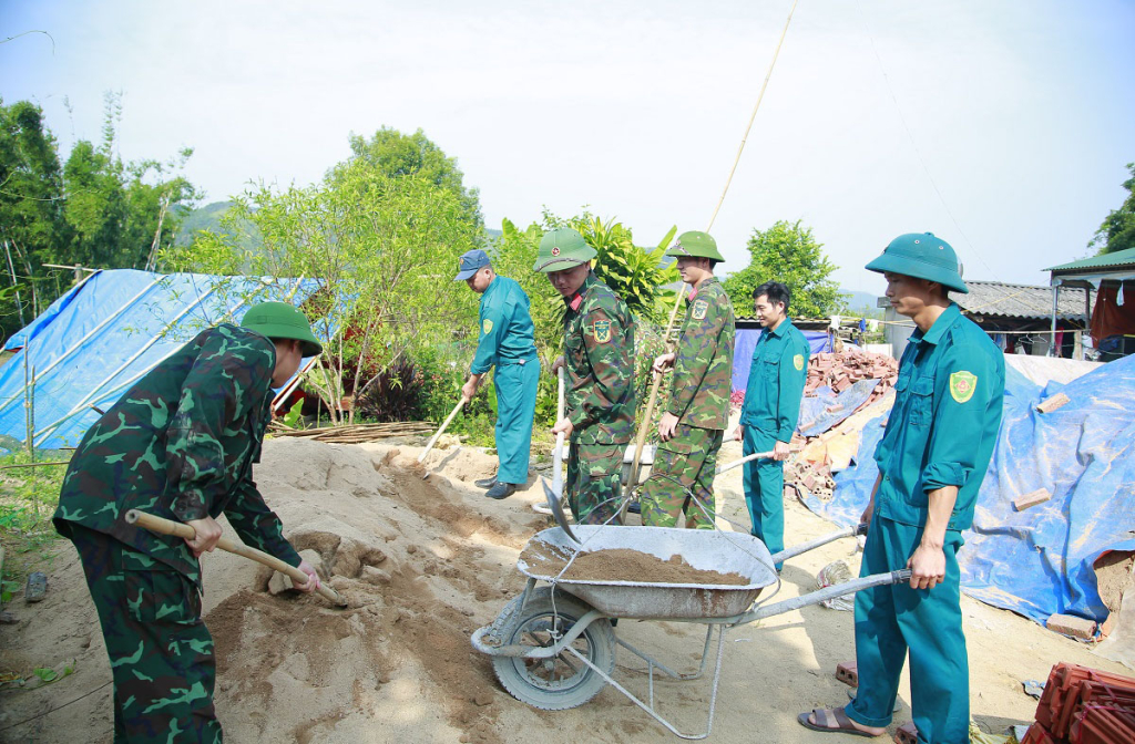 Lực lượng vũ trang huyện và xã Phong Dụ tham gia hỗ trợ xây dựng nhà ở cho gia đình bà Vi Thị Đỗ