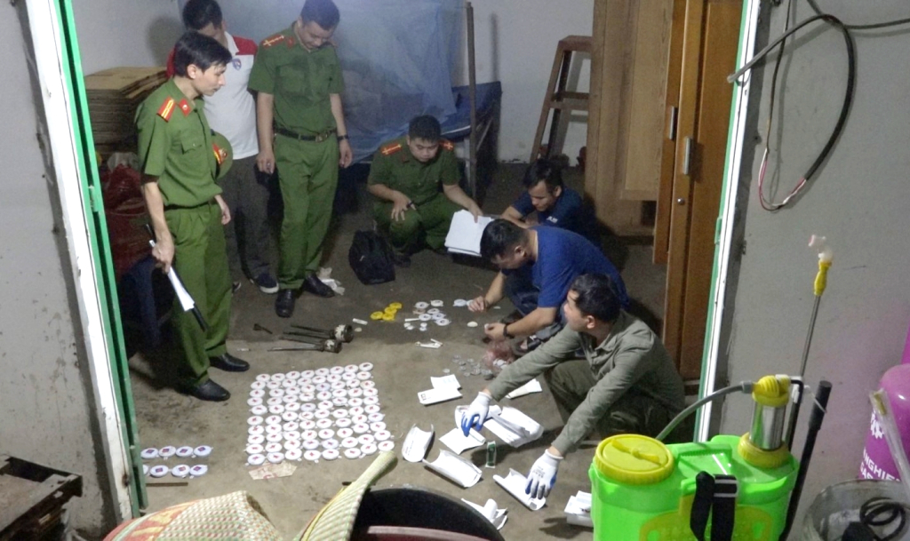 Công an TP Cẩm Phả kiểm tra địa điểm sản xuất dầu nhờn giả. Ảnh: Nguyễn Khánh