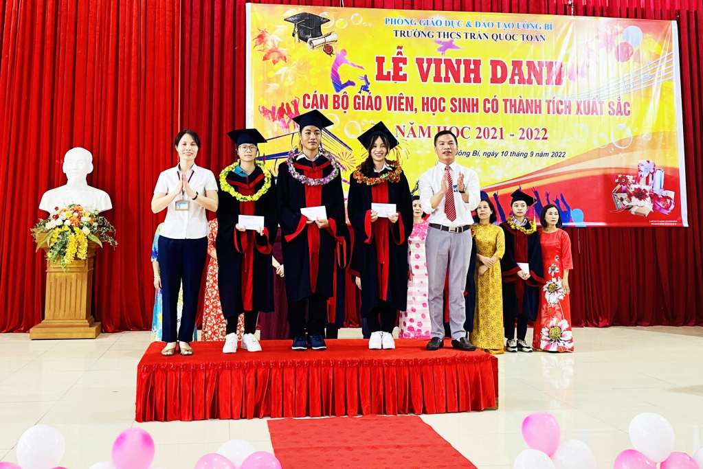 Học sinh Trường THCS Trần Quốc Toản đạt thành tích cao trong kỳ thi tuyến sinh vào lớp 10 vừa qua được nhận khen thưởng. 