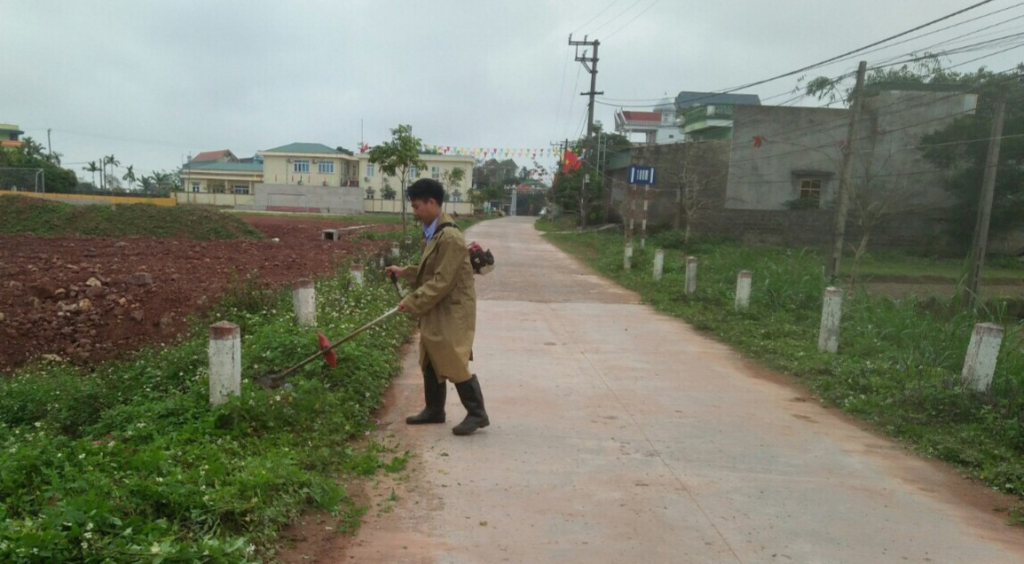 Người dân xã Quảng Phong chỉnh trang, vệ sinh đường làng, ngõ xóm