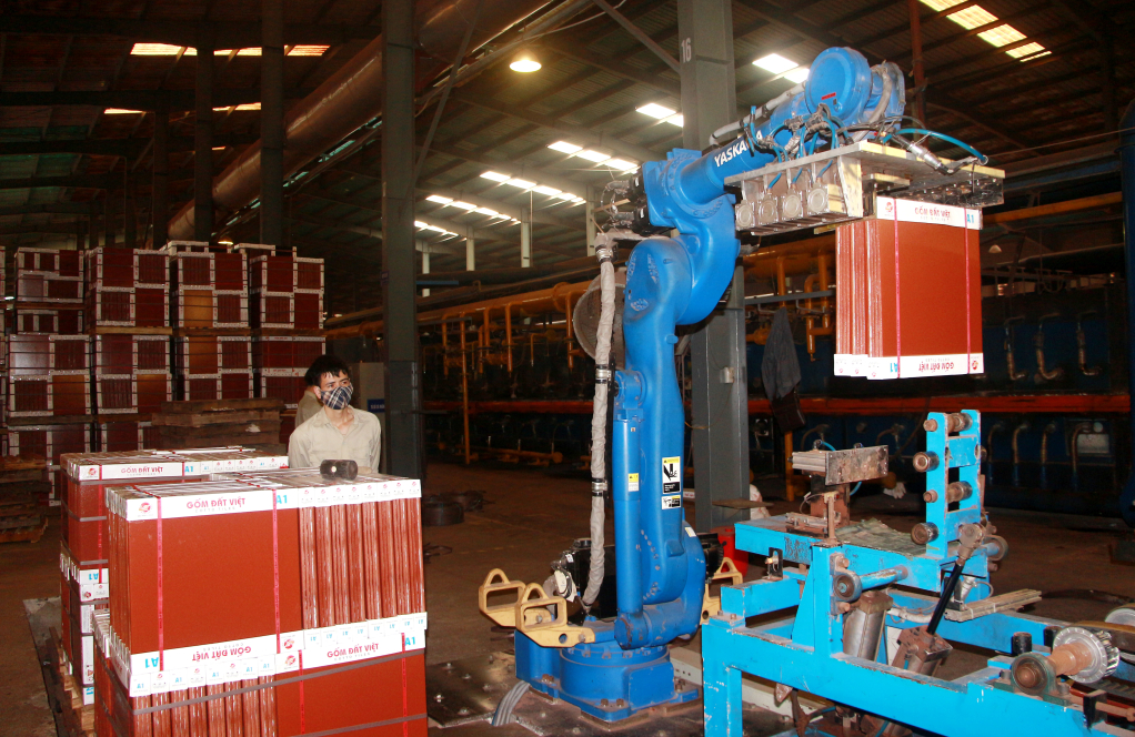 Sử dụng robot trong sản xuất gạch ngói tại Tổ hợp Gốm Đất Việt. Ảnh: Mạnh Trường