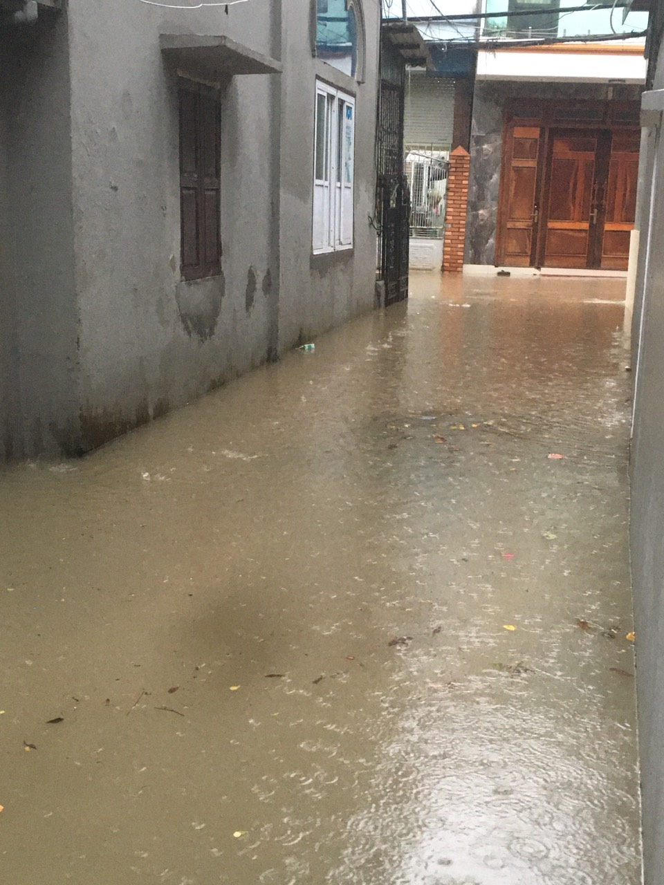 Nước ngập ở khu vực Cao Xanh, TP Hạ Long. 